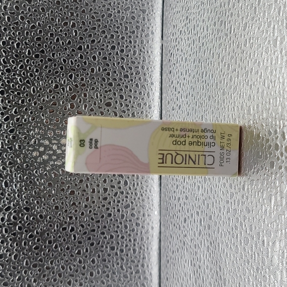 Clinique - Picture 1 of 4